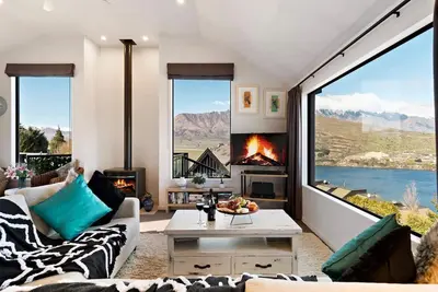 Image de Incredible Lake View Home with Luxury Spa Three Bedrooms