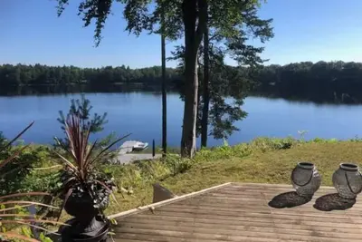 Image de Modern cottage with lake view