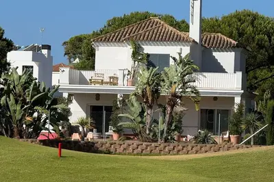 Image de Detached villa with spectacular pool and incredible golf views.