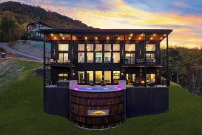 Image de Infinity Pool, Hot Tub, Game Room, Panoramic Views | Whiskey Ridge by AvantStay