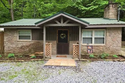 Image de Stone Haven Retreat by Beyond Expectations: Dog Friendly w/ Hot Tub & Fireplace