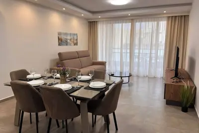 Image de 3 Bedroom Seaside Luxury Apartment with A/Cs, Wifi and Seaview in St Paul's Bay