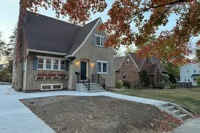 Charming 4-bedroom house with 3 king/1 full beds, 2 full baths, Ac, Wifi, Patio