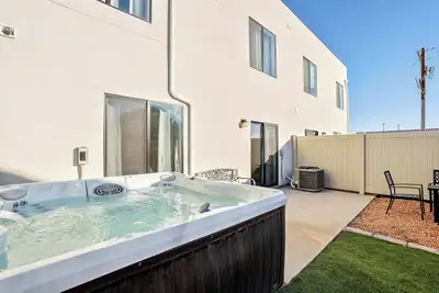 Image de Private Hot tub, Fenced Backyard & Pet Friendly!