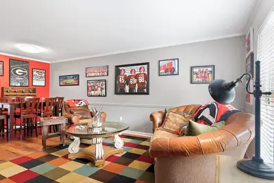 Image de Five Points Dawg Crib On Campus