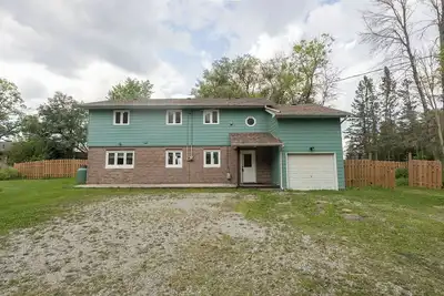 Cheerful Water Front 5-Bedroom with Fireplace