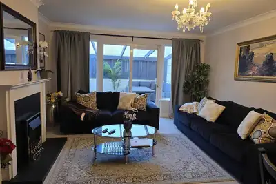 Image de Cozy 3-bedroom terrace house, in a safe and peaceful neighborhood for families.