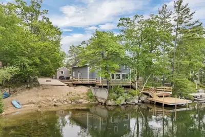 Image de Pet Friendly Escape to Lake Waukewan for Your Next Getaway