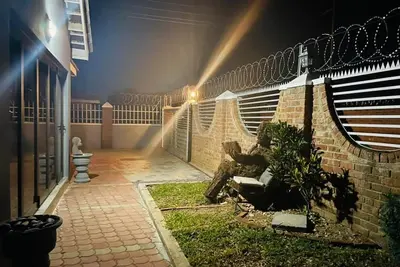 Image de Lovely 3 bed in Selborne Park with pool - 2234