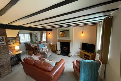 Image de Cosy two bedroom cottage with log fire in the beautiful village of Swynnerton.