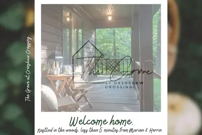 Secluded 3-Bedroom Cedar Cabin less than five minutes from Marion's hub!