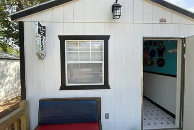 Image de Cozy cabin in soothing Thackerville with Ac, WiFi 1 mile and 1/4 from Winn Star.