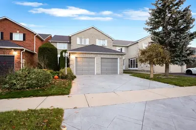 Image de Sleek; 4 bedroom, two story with basement and Ping pong table in Thornhill