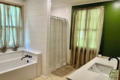 Image de Split plan for privacy! 2 Br 2 Ba cottage w Ac, deck, pet-friendly fenced yard