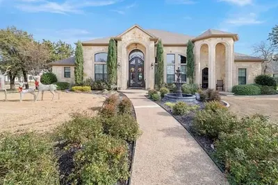 Image de Noble Prairie: Lux Estate, Pool, Spa, Garden, Venue, Chef's Kitchen, Fireplace!