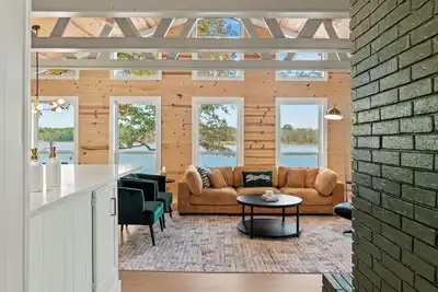 Image de Amazing Lakefront Fun, Game Night, Views on Deck