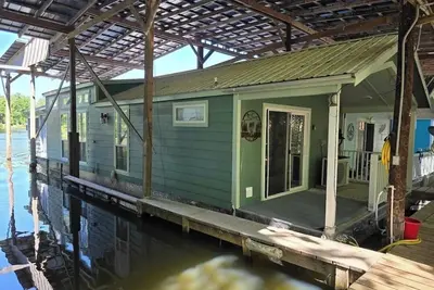 Image de The Southern Belle Houseboat (Located on Beautiful Lake Seminole)