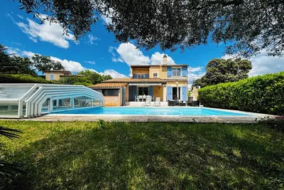 Image de La Maison Bleue - Familiale, paisible & climatisée