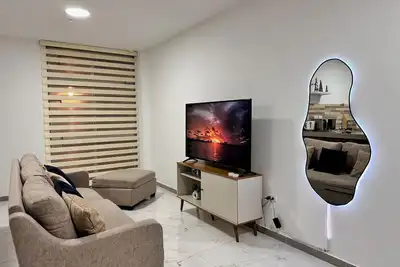 Image de 10 minutes away from the Consulate, safe and cozy apartment with parking lot