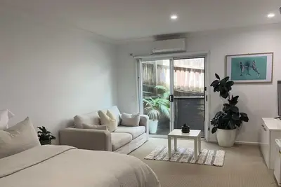 Image de Cozy studio with private entrance & ensuite