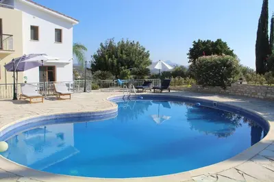Image de 4-bedroom luxury villa with Pool in the charming Skarinou Village
