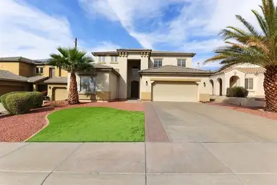 Image de Luxurious, spacious 5-bedroom retreat with resort style backyard, near stadiums