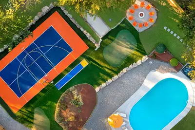 Image de Heated Pool ~ Hot tub ~ Pickleball ~ Putt Putt ~ Game Room ~ Fire Pit ~ Bowling