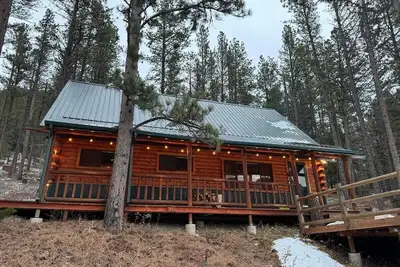 Image de Little Belt Getaway! 3 bedroom 2 bath cabin with WiFi and hot tub.