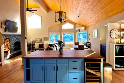 Image de Discounted Ski Rentals, Massage. . . at our mountain top views Glass House