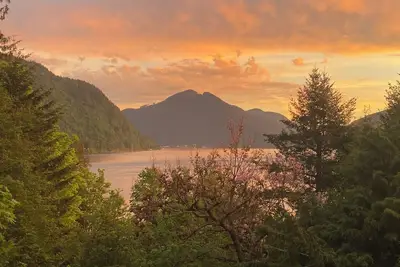 Image de Cozy Retreat in Harrison Hot Springs with Breathtaking Lake Views