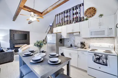 Image de Cozy Chalet \/ Firepit \/ Game Loft \/ Pool Table