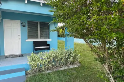 Image de The Cozy Cottage is an inviting 2-bedroom house in Spanish Wells with Golf Cart