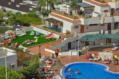 2 chambres, piscine, Wi-Fi, balcon, vue mer, 50 mts. de la plage