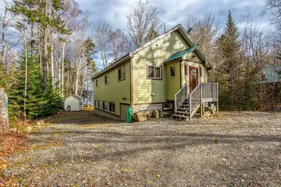 Image de The 4 Seasons on Mooselookmeguntic Lake with dock, mooring, 4 kayaks, fire pit, and pet friendly!