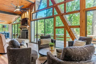 Image de 4b/3b+loft Chalet on lake w/open floorplan, Huge kitchen, rain showers, hot tub