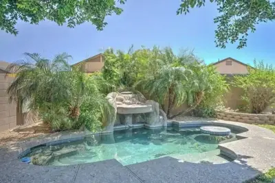 Image de Brand New! Glendale Comfort Cove\n\n