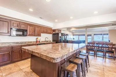 Image de 9-Br Direct Beachfront: Perfect for Large Groups!