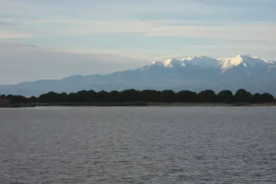 Image de maison climatisée sans vis a vis en bordure du lac marin.