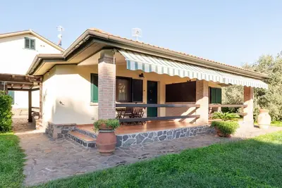 Confortable appartement dans une maison de vacances avec climatisation, Wifi, terrasse et parking