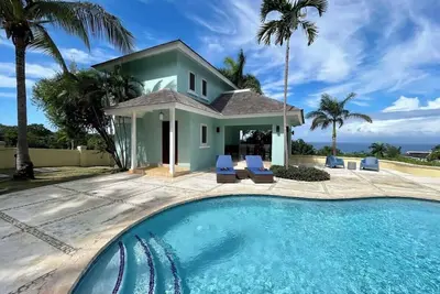 Hospitality Expert Greens 2br: Pool, Beach