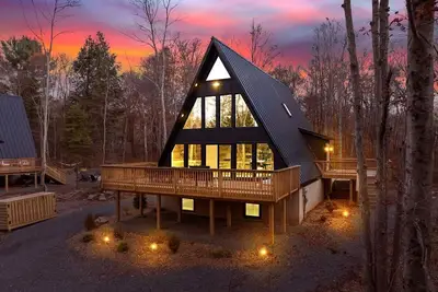 Image de Spacious A-Frame | Hot Tub | Movie Room | Firepit