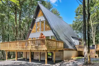 Image de The Pocono Dreamhouse | Lake Access | Jacuzzi