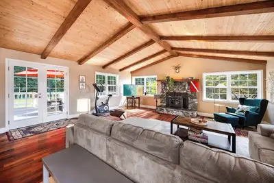 Image de Peaceful Retreat - Near Highways, Parks, & 590sf Deck!