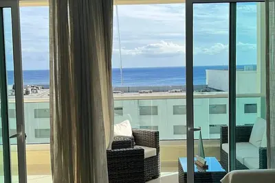 Huge Front Beach Floor High Floor View Full Kitchen