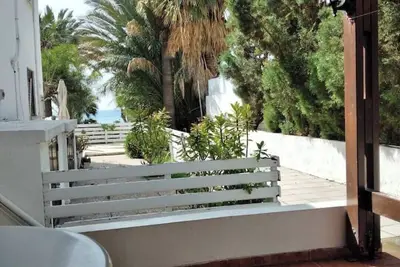 Image de Sea view ground floor apartment 20 seconds walk from the beach!