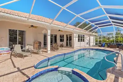 Image de Spacious 3-Bedroom Bokeelia Oasis w/ Large Saltwater Pool & Outdoor Fire Pit