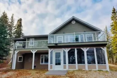 Image de Tranquil Lakefront Heron House