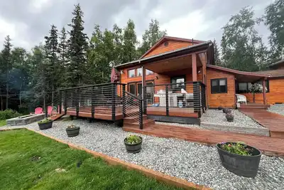 Image de Cozy Hillside Home With A Beautiful Deck, Fire Pit, Sauna & Plenty Of Parking