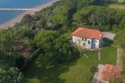 Image de Beachfront villa with park and beach ideal for families with children