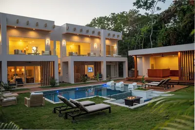 Image de Malamala Villa at West Bay 4br 3. 5Bath, 5 minutes walking to West Bay Beach